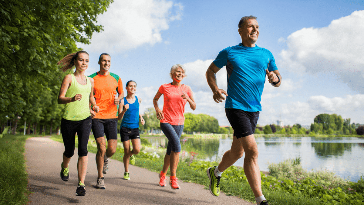 Les bienfaits de courir en groupe (famille, amis, club de running etc.)