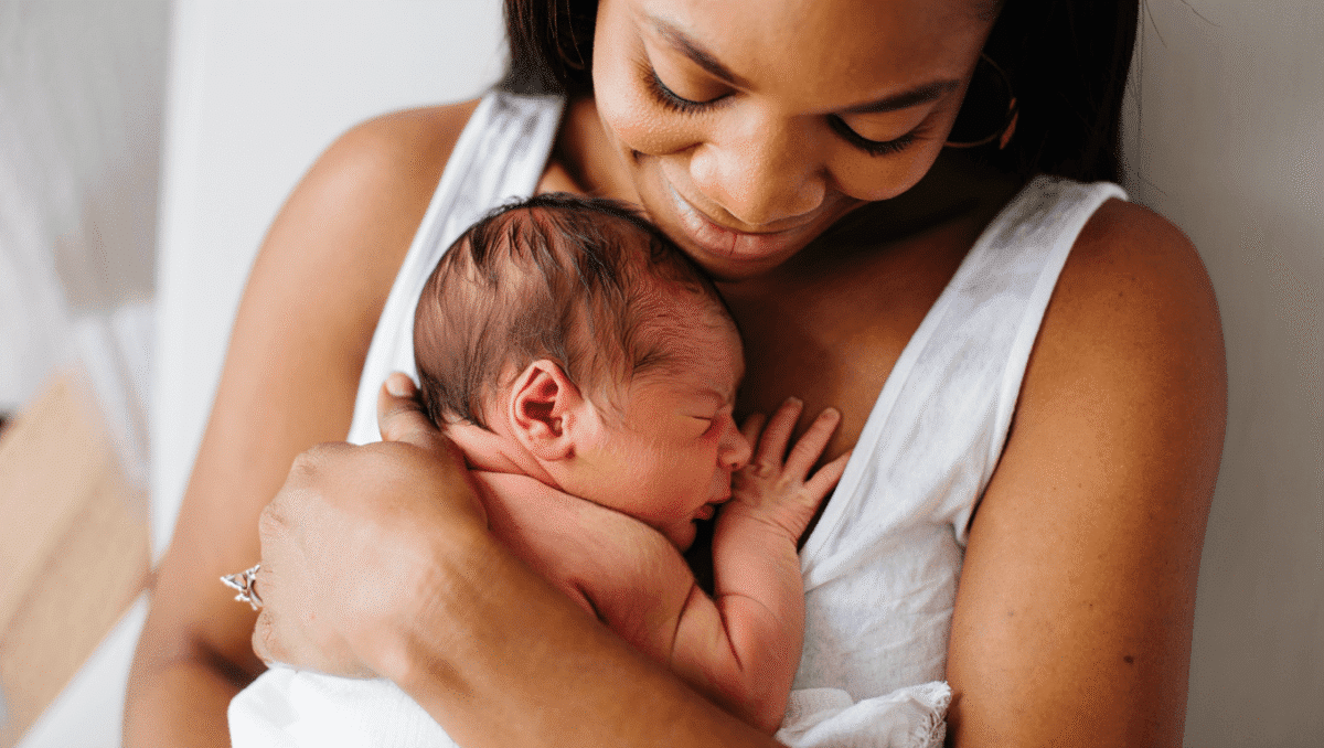 Maternité – 8 janv. 2025Peau à peau avec bébé : quels bienfaits ? Nos pédiatres vous disent tout sur les nombreux bienfaits du peau à peau et partagent avec vous des conseils pratiques pour l’intégrer dans les premiers jours de vie.En savoir plus