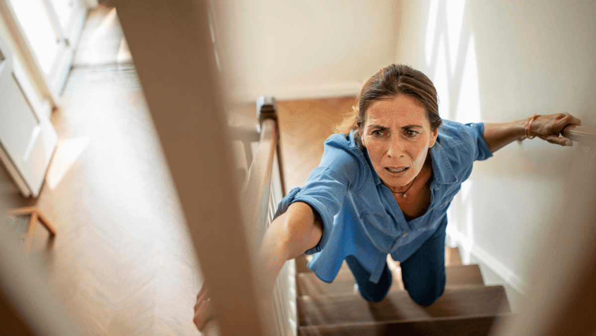 Si ce symptôme survient à chaque fois que vous
montez les escaliers, "c'est préoccupant, allez consulter", alerte
un médecin