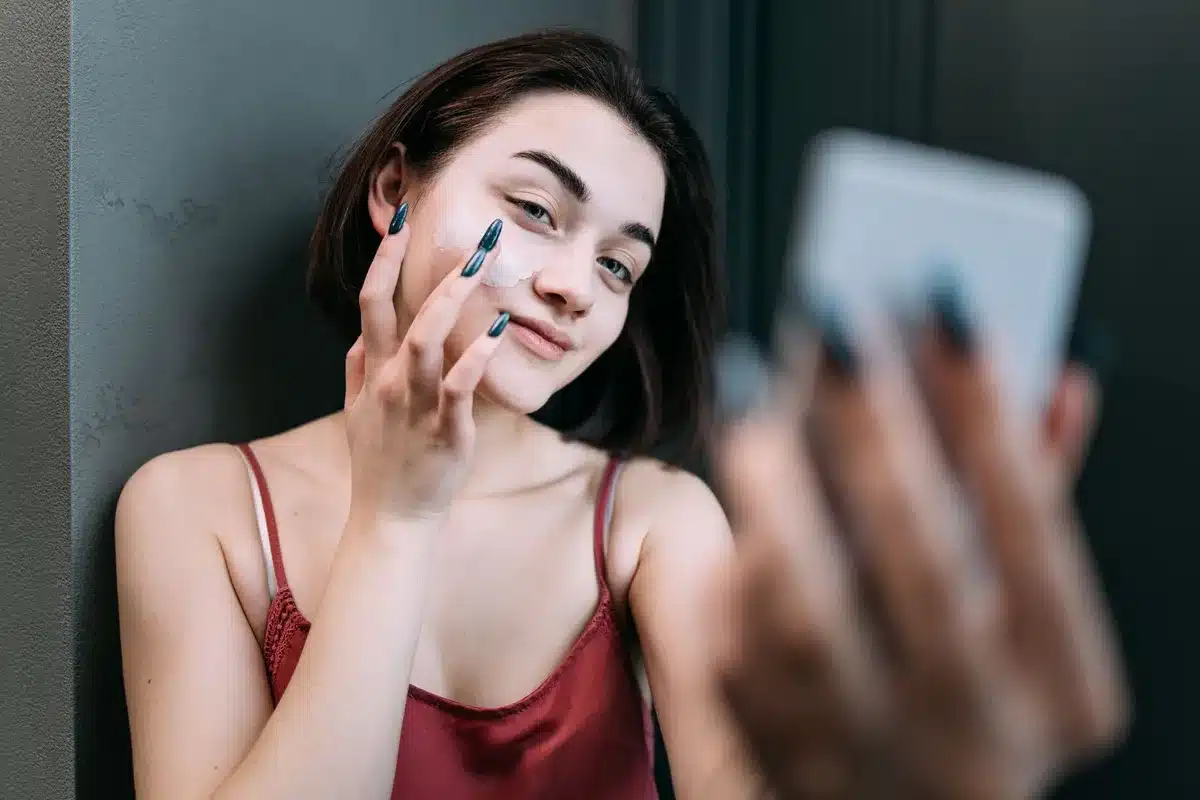 Femme aux traits d&eacute;tendus, peau lumineuse et soign&eacute;e, reflet de sant&eacute; naturelle