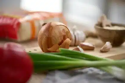 Préparation d'aliments sains : légumes frais et céréales complètes sur un plan de travail