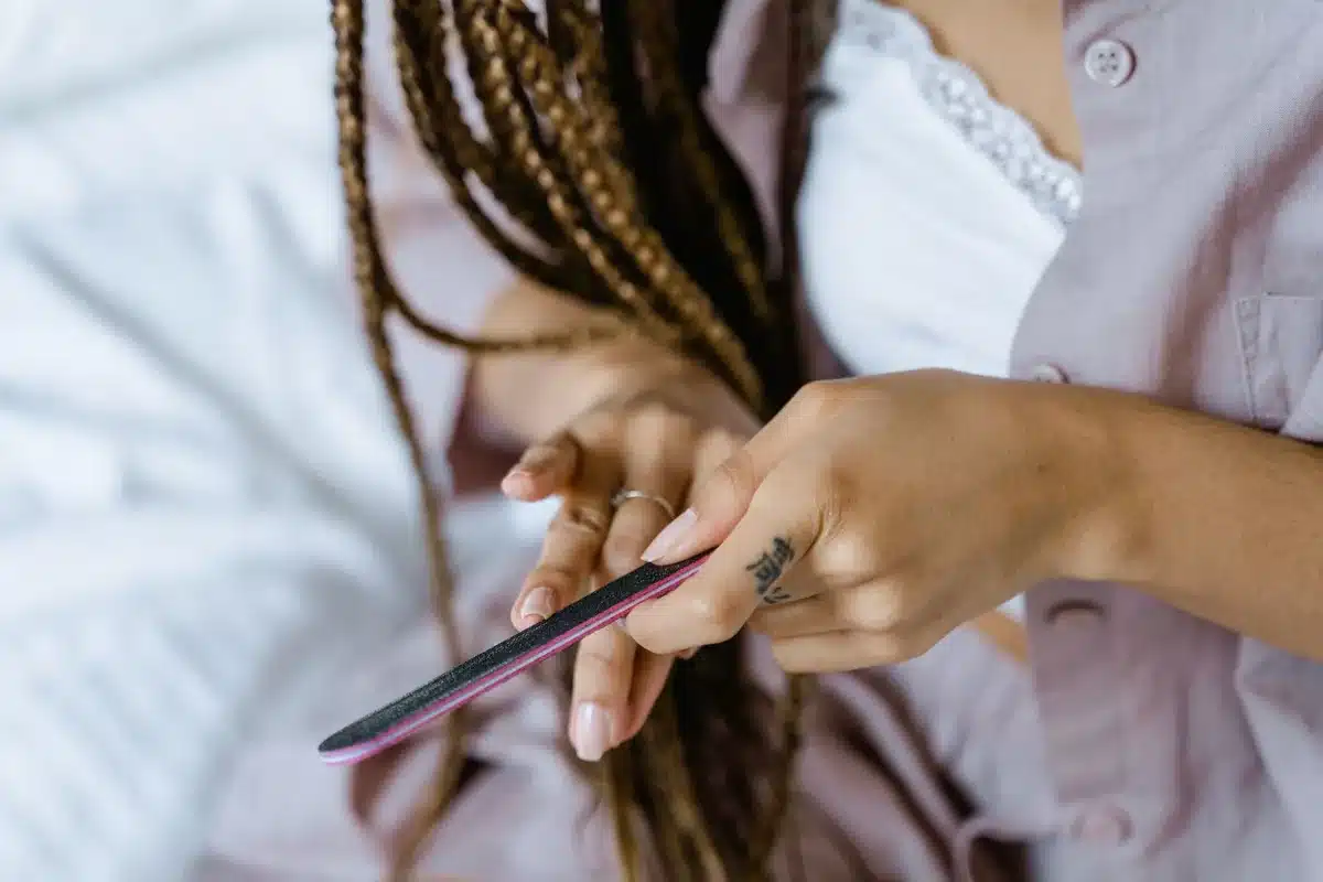 Ongles p&acirc;les et bipartites montrant les changements caract&eacute;ristiques de la maladie r&eacute;nale