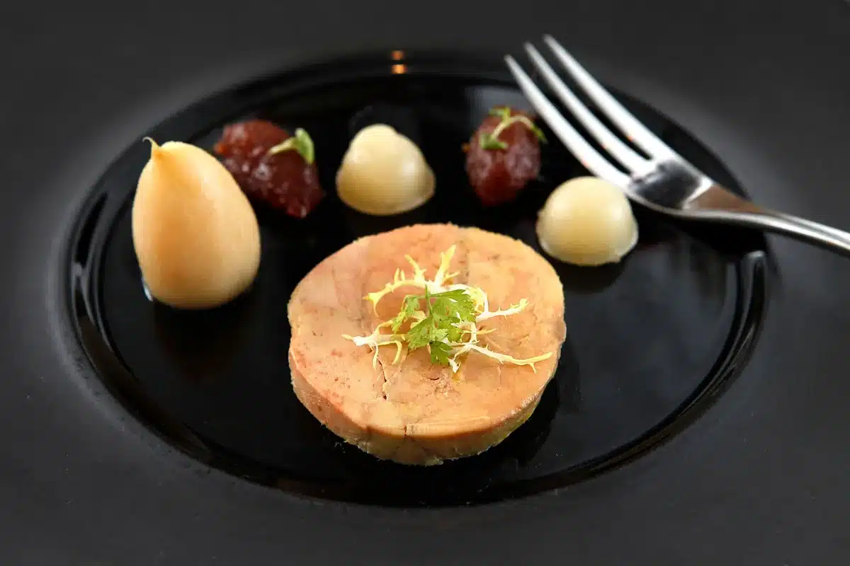 Foie de canard et autres abats sur une planche de boucherie.