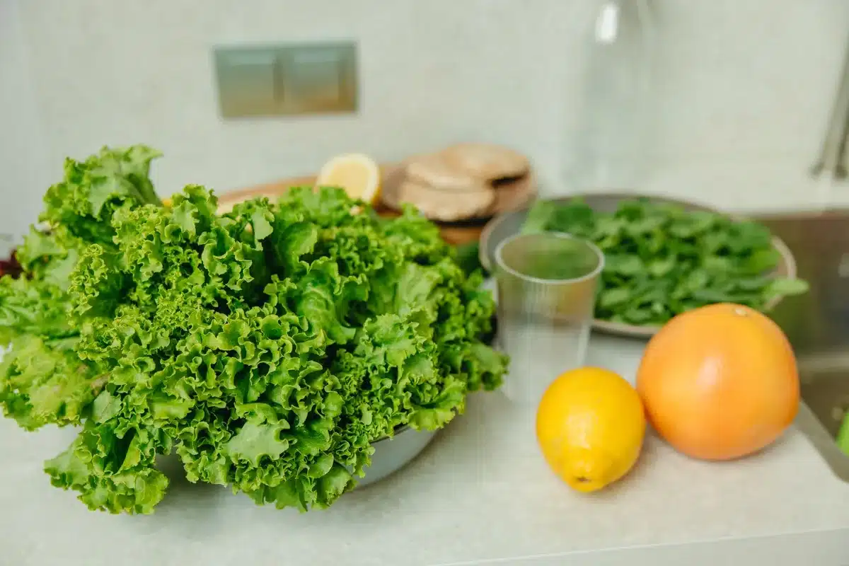 L&eacute;gumes frais et agrumes riches en vitamine C pour am&eacute;liorer l'absorption du fer.