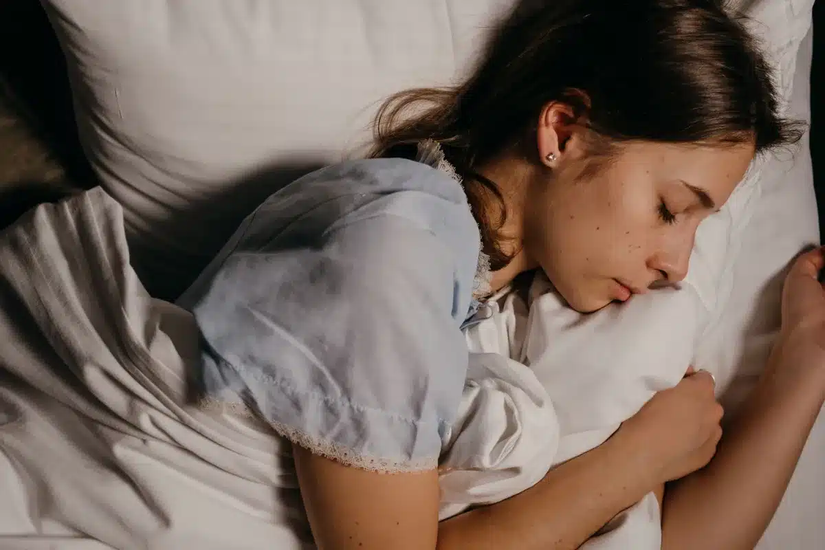 Femme dormant paisiblement, illustrant l'am&eacute;lioration de la qualit&eacute; du sommeil