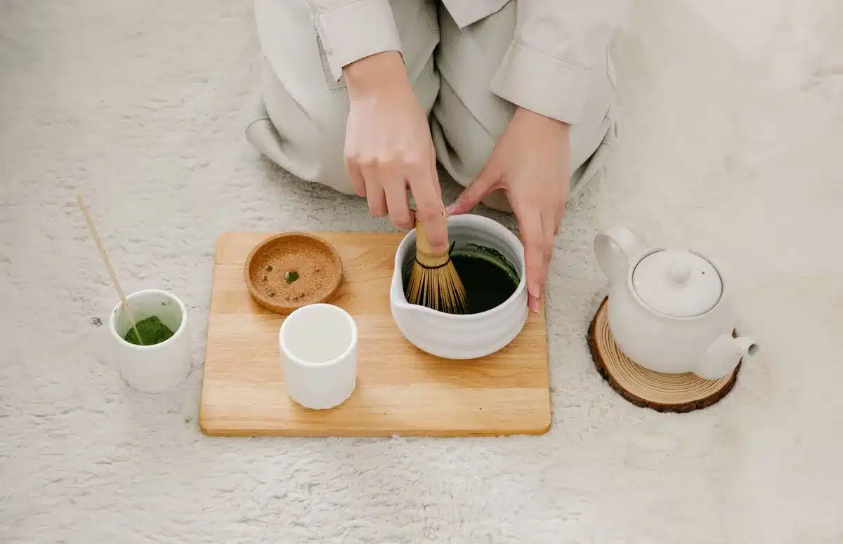 Préparation maison d'une tasse de thé matcha avec fouet traditionnel
