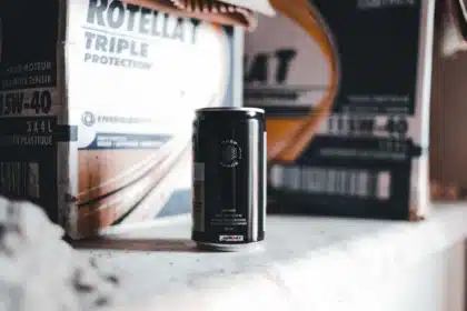 Canette de boisson énergisante minimaliste sur un rayon de magasin parmi d'autres produits