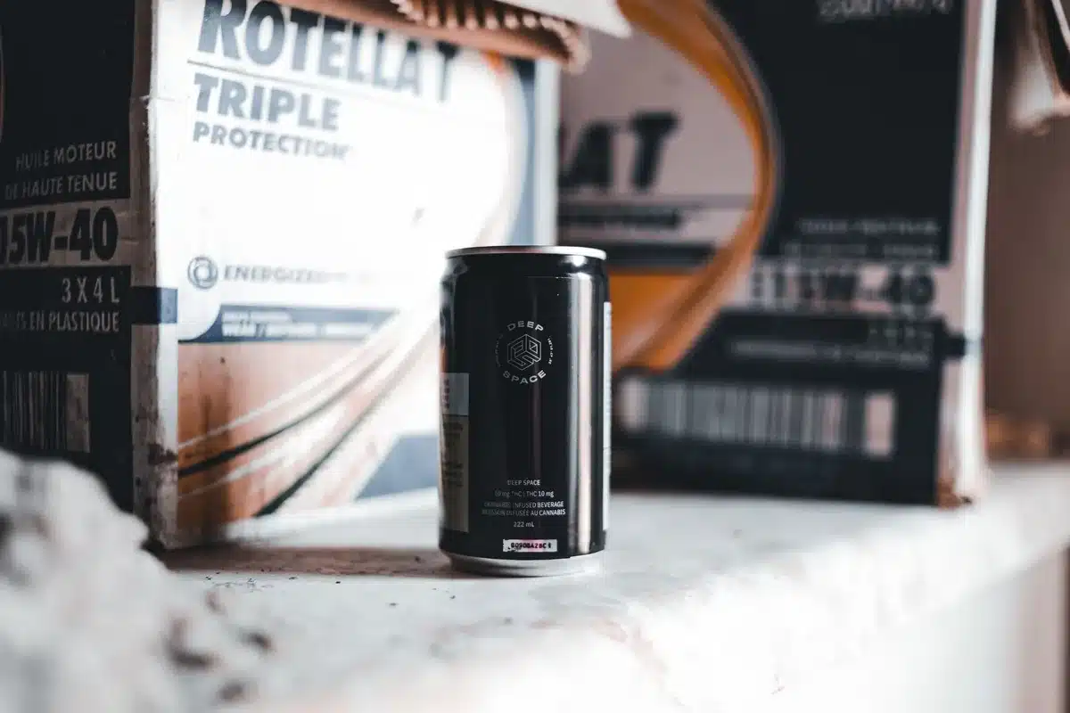 Canette de boisson énergisante minimaliste sur un rayon de magasin parmi d'autres produits
