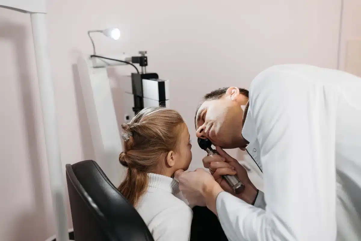 Examen médical de l'oreille avec microscope par un professionnel de santé