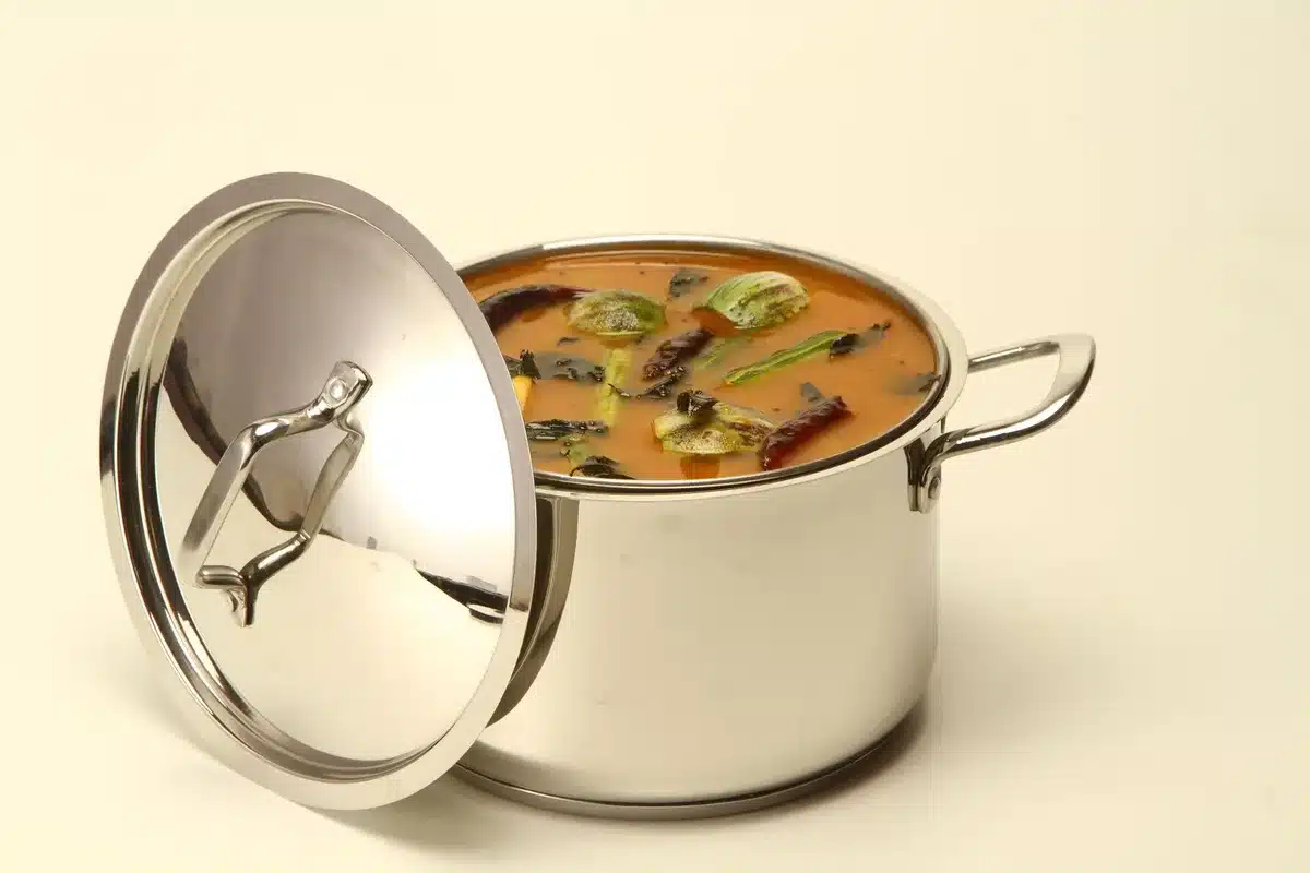 Lentilles vertes cuites dans une casserole, pr&ecirc;tes &agrave; &ecirc;tre incorpor&eacute;es &agrave; la salade