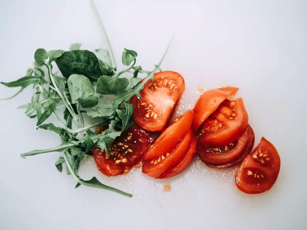 Ingr&eacute;dients frais align&eacute;s : lentilles vertes, cresson, yaourt, huile d'olive et citron