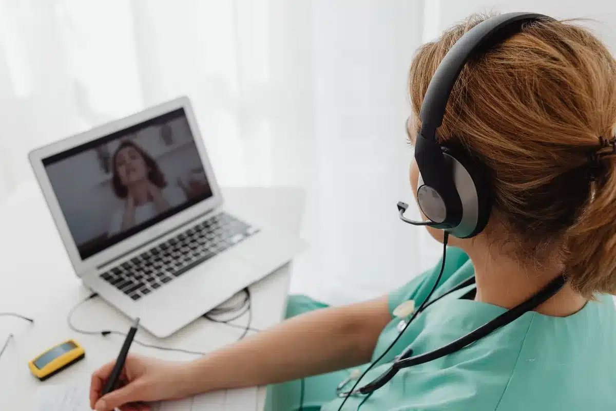 Femme en t&eacute;l&eacute;consultation m&eacute;dicale sur &eacute;cran, discussion avec un professionnel de sant&eacute;