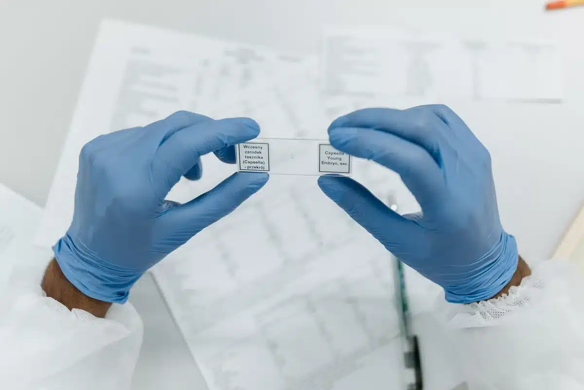 Chercheurs analysant des donn&eacute;es biologiques et de sommeil aupr&egrave;s de participants d'une &eacute;tude scientifique.
