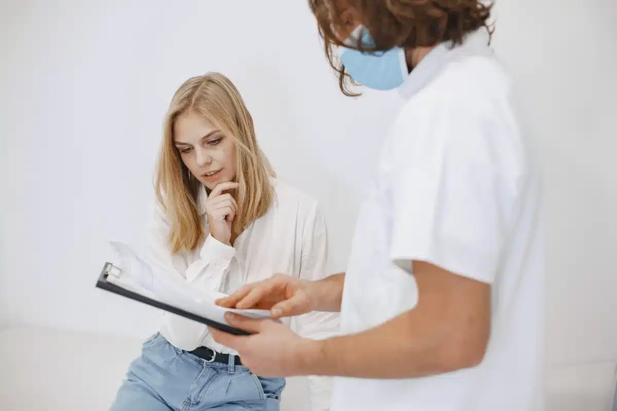 Consultation m&eacute;dicale entre un patient et un m&eacute;decin discutant de la qualit&eacute; du sommeil et de la sant&eacute;.