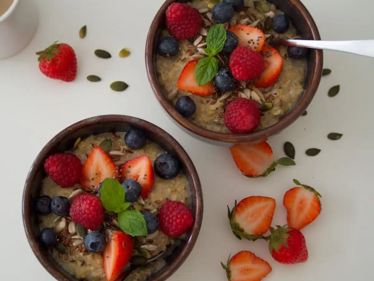 Diff&eacute;rentes id&eacute;es de recettes avec graines de courge : porridge, salade et yaourt garnis