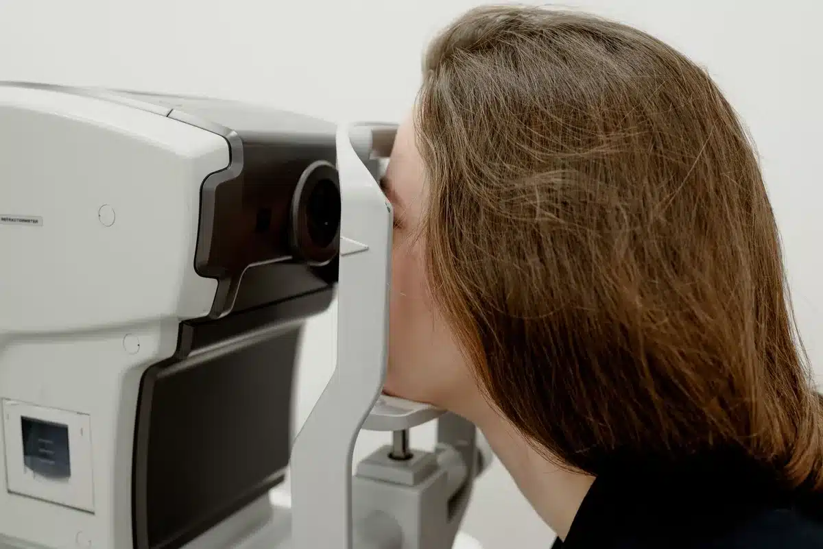 Femme enceinte lors d'un examen ophtalmologique pour &eacute;valuer les changements visuels