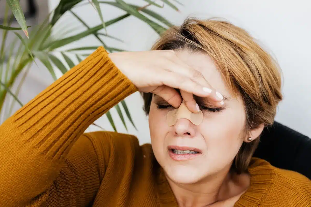 Femme ressentant une g&ecirc;ne oculaire, sympt&ocirc;me courant de la s&eacute;cheresse oculaire &agrave; la m&eacute;nopause
