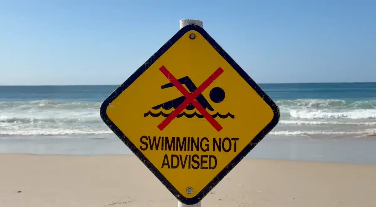 Personne &agrave; la plage portant des v&ecirc;tements de protection pour couvrir un tatouage