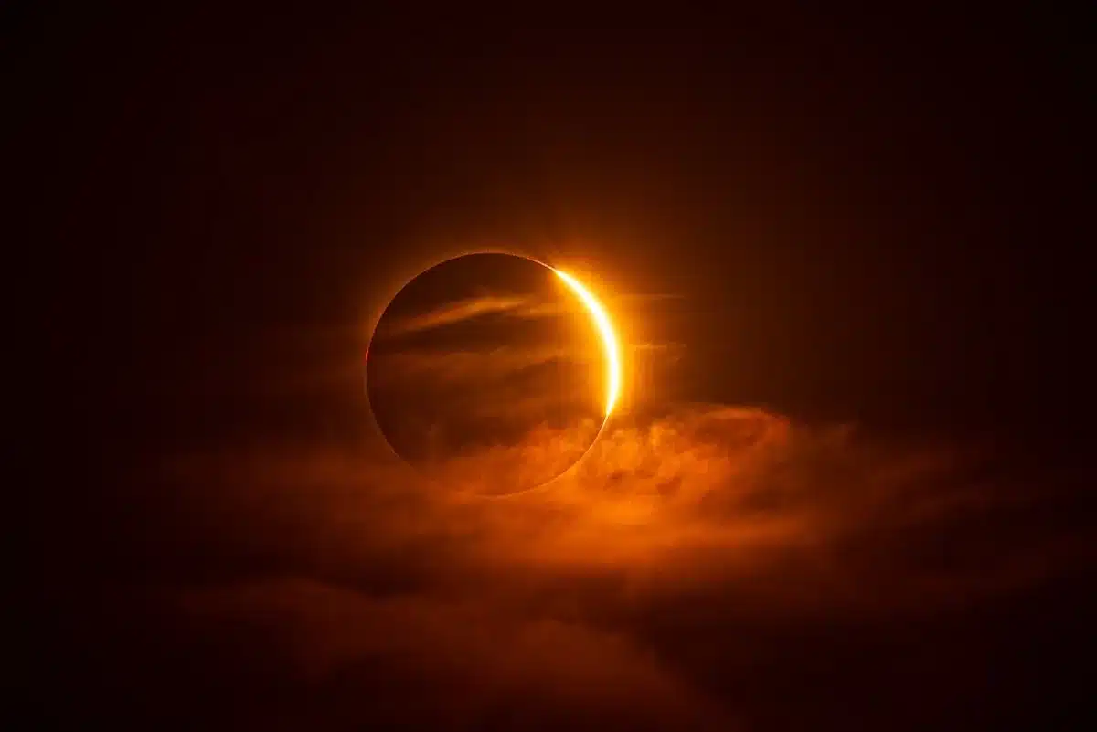 Paire de lunettes de protection certifi&eacute;es ISO 12312-2 pour observer une &eacute;clipse solaire