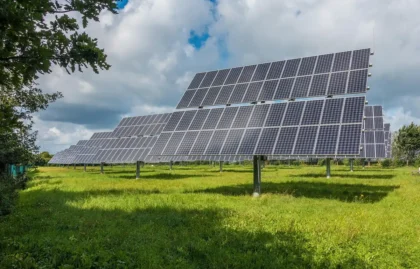 Silhouette d'une personne observant une éclipse solaire avec protection oculaire adaptée