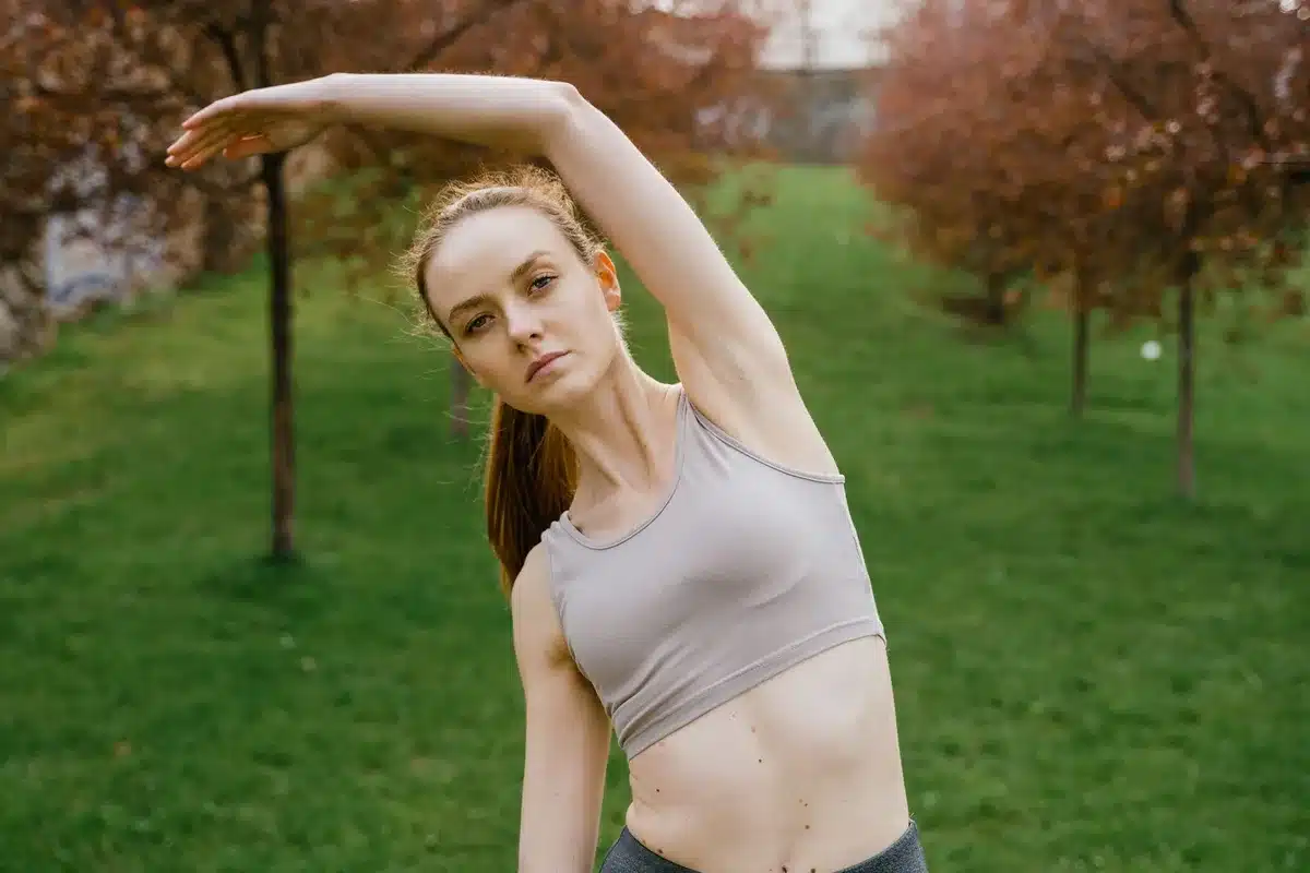 Femme pratiquant une activité physique adaptée pour stabiliser l'équilibre et réduire le stress