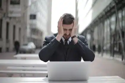 Personne en détresse tenant sa tête, exprimant le malaise et la tension liés aux vertiges causés par le stress