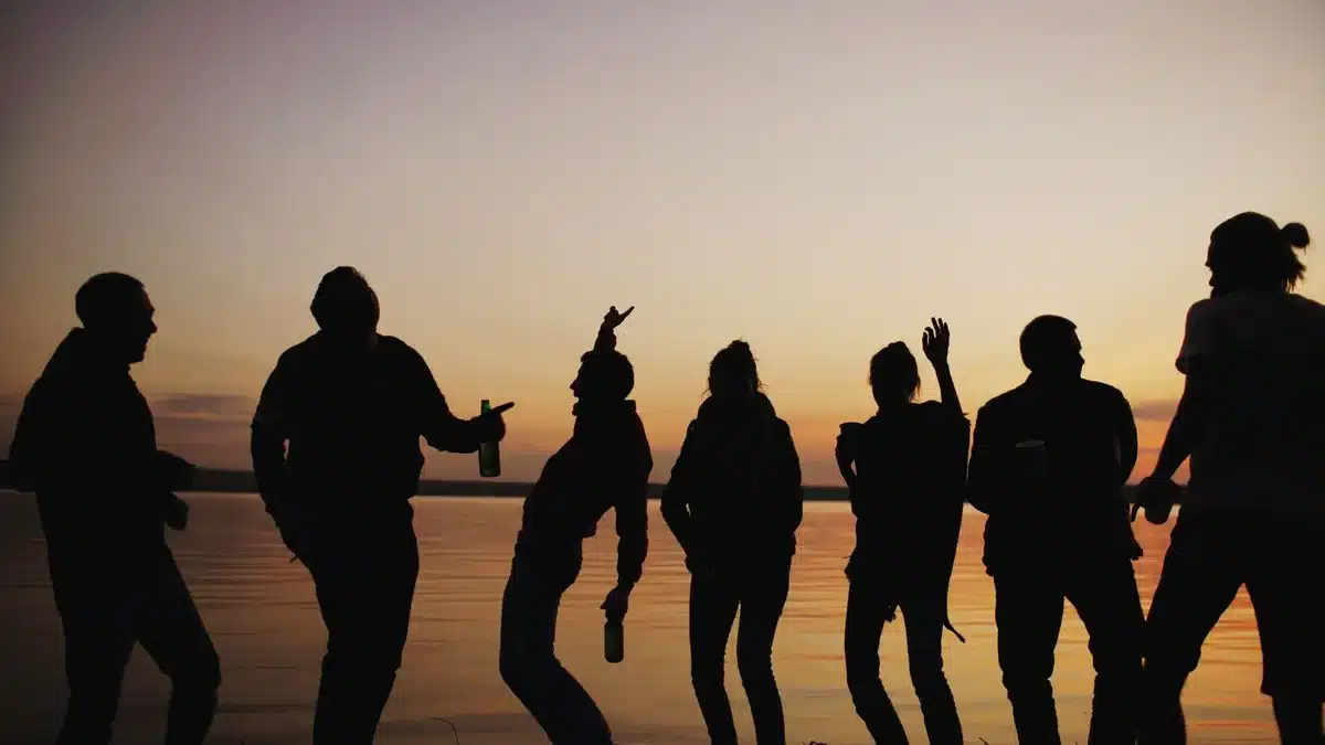 Jeunes adultes en contexte festif estival, ambiance de vacances et rencontres