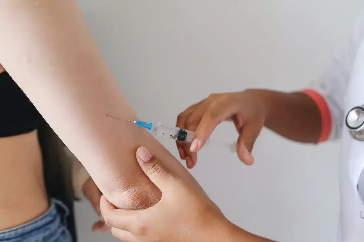 Professionnel de santé effectuant une vaccination contre l'hépatite B ou HPV