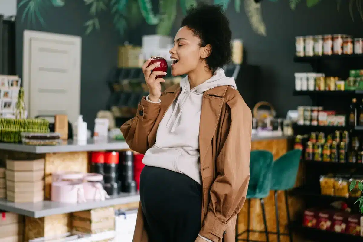 Femme enceinte mangeant de petites portions d'aliments sains pour stabiliser la glycémie