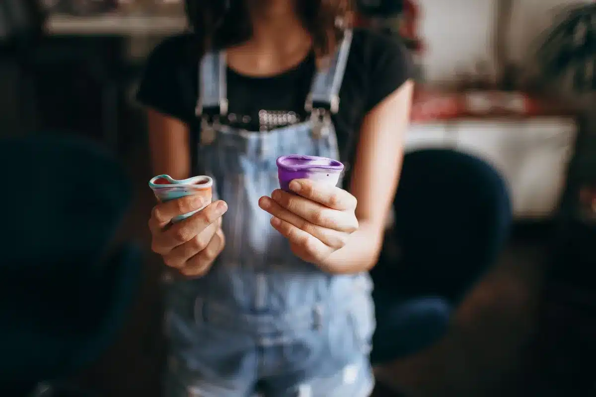 D&eacute;monstration des diff&eacute;rentes fa&ccedil;ons de plier une cup menstruelle pour faciliter l'insertion