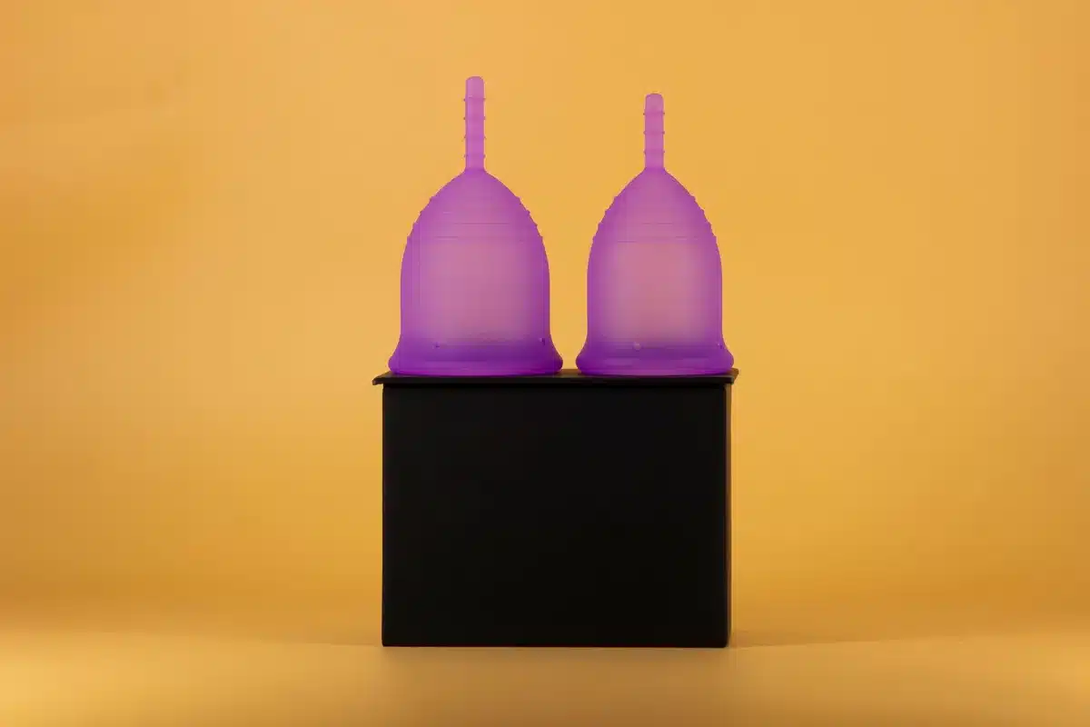 Une cup menstruelle en train de bouillir dans une casserole d'eau pour la st&eacute;rilisation