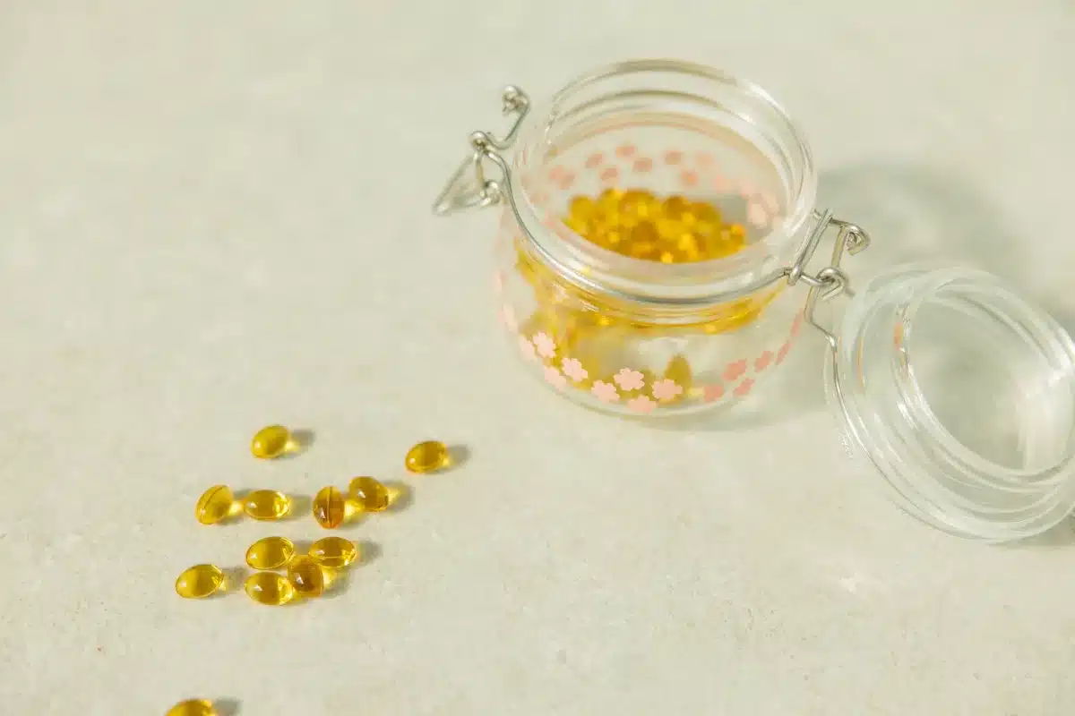 Flacons de vitamines D et om&eacute;ga-3 &agrave; c&ocirc;t&eacute; d'un r&eacute;sultat d'analyse de sang