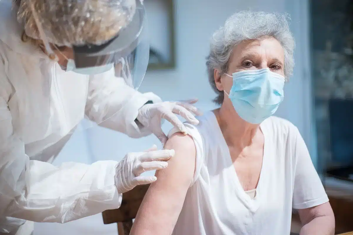 Personnes &acirc;g&eacute;es en consultation pour un rappel vaccinal dans un centre de sant&eacute;