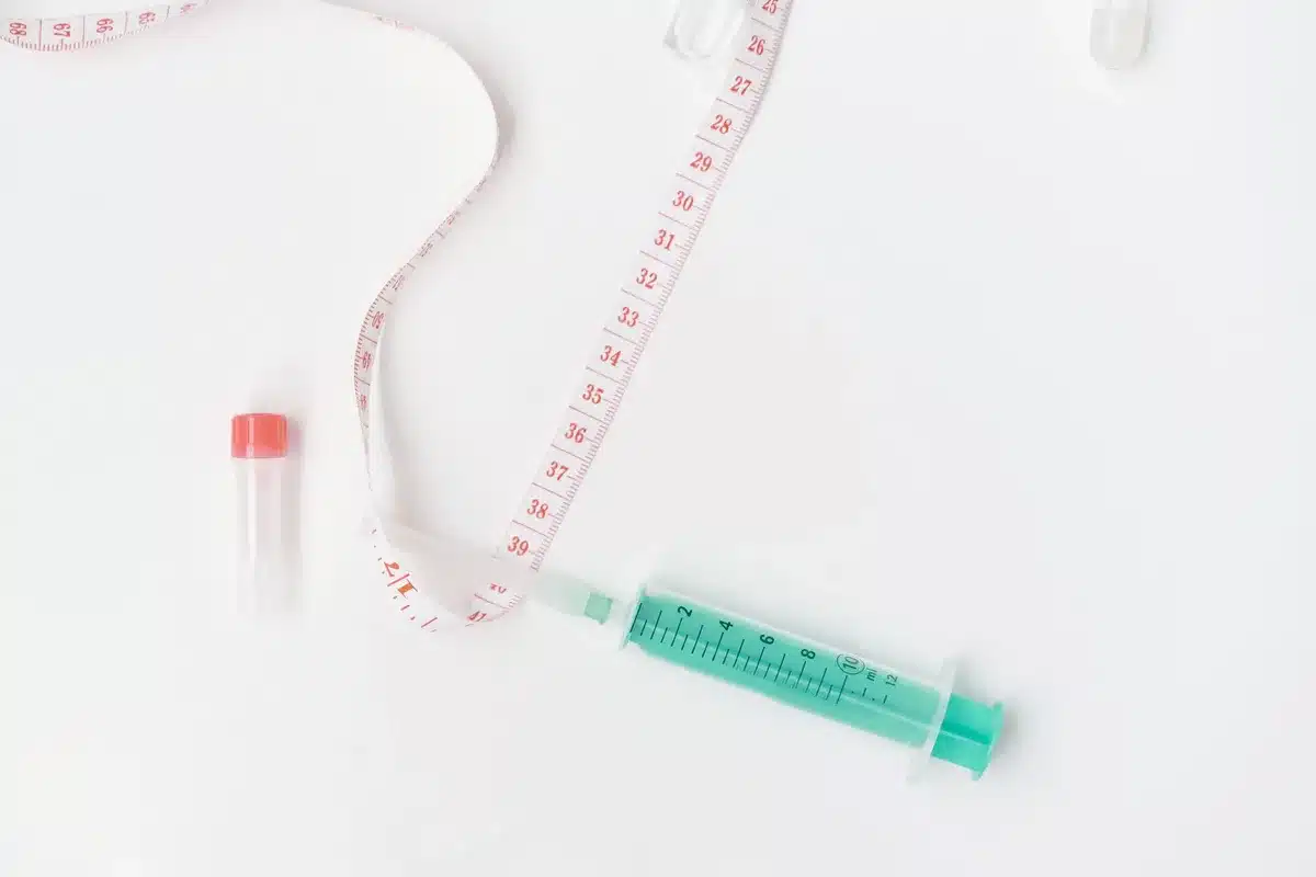 Outils de mesure m&eacute;dicale : balance, m&egrave;tre ruban et tensiom&egrave;tre