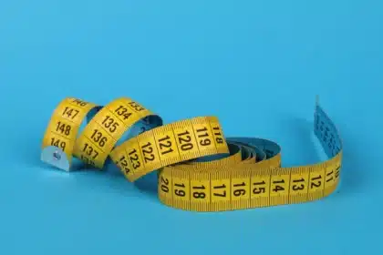 Mesure de la longueur de la cuisse à domicile avec un mètre ruban