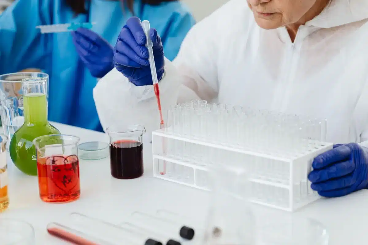 Tube de laboratoire avec échantillon d'embryon en environnement clinique
