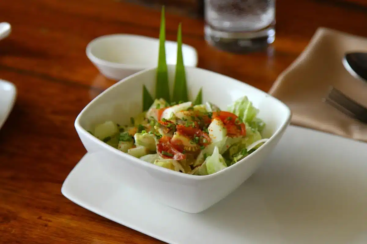 Huile d'olive vers&eacute;e sur une salade, alternative saine pour l'assaisonnement