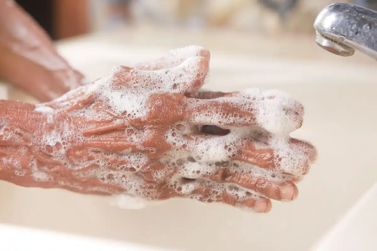 Personne se lavant les mains &agrave; l'eau et au savon pour &eacute;liminer les r&eacute;sidus biologiques