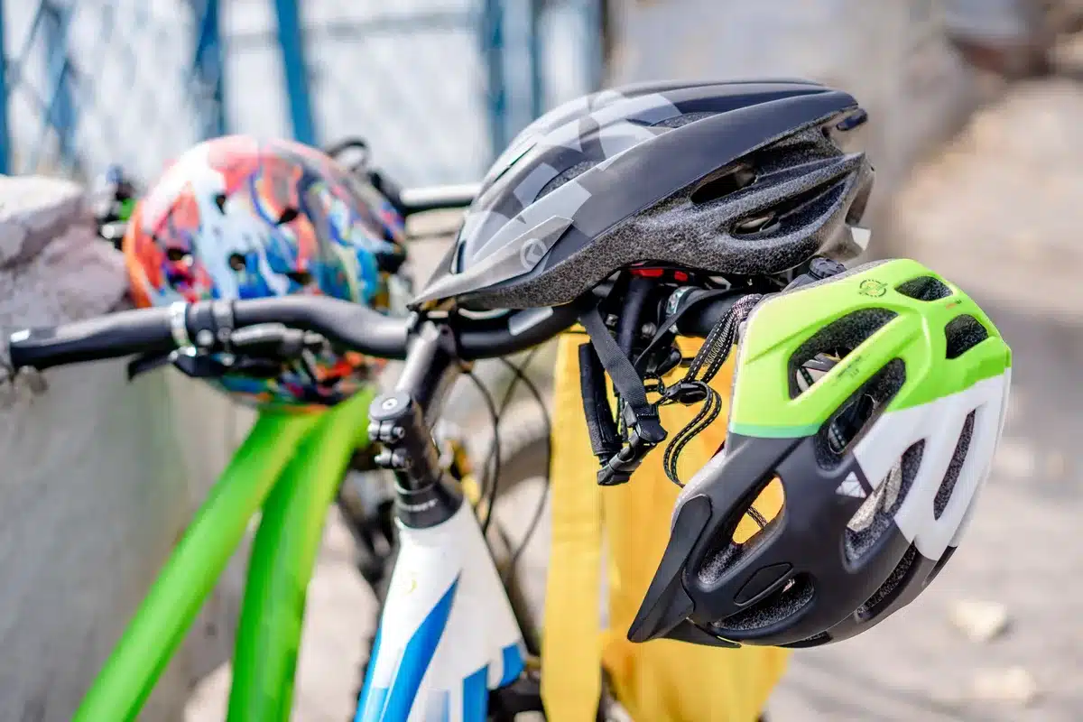 Cycliste portant un casque et &eacute;quipements r&eacute;fl&eacute;chissants en milieu urbain