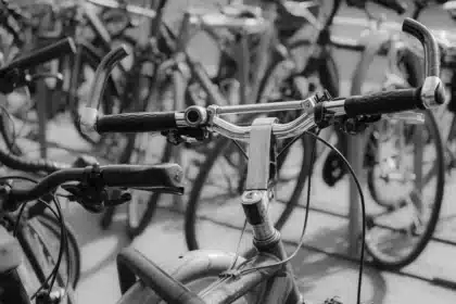 Mains anonymes tenant le guidon d'un vélo en libre-service en milieu urbain