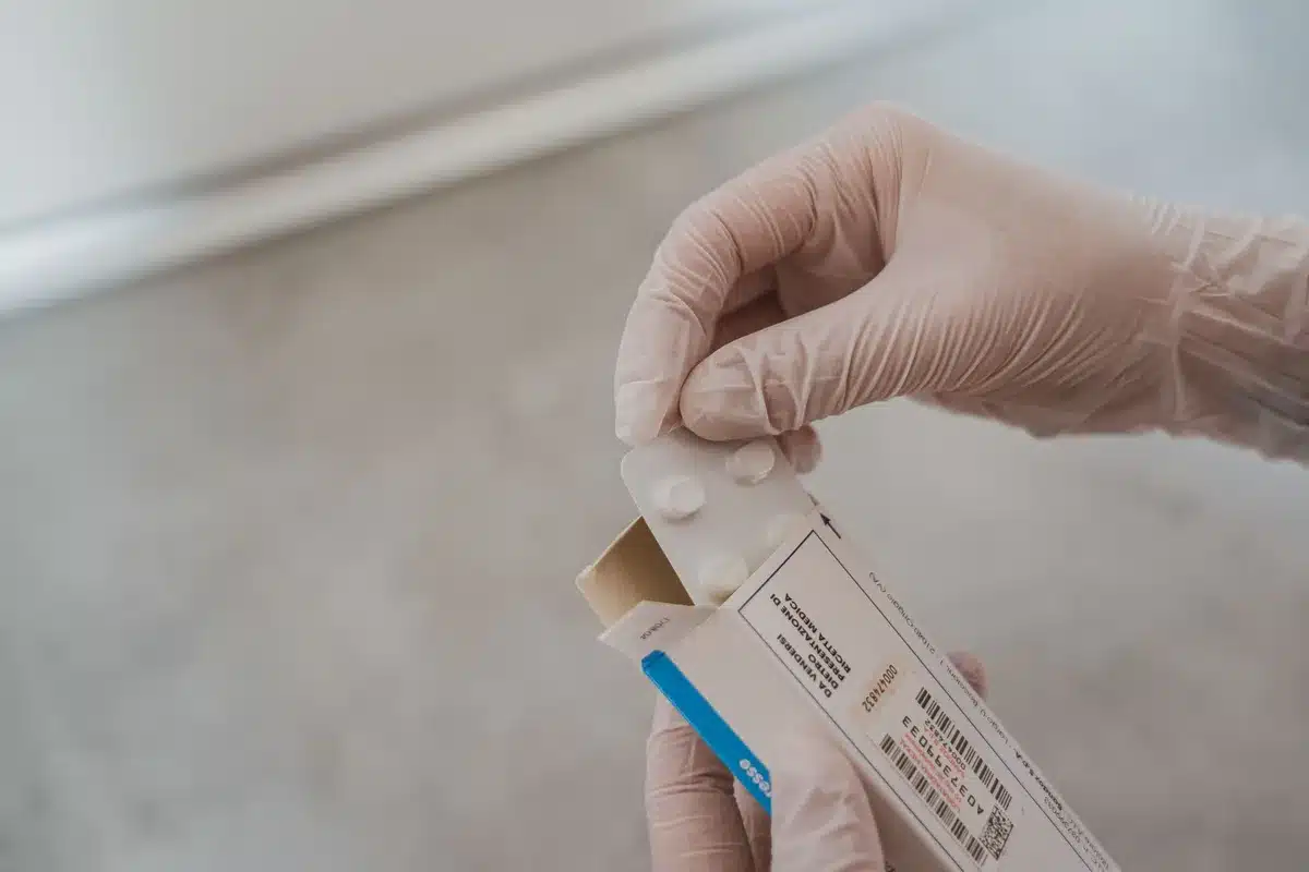 Femme lisant les instructions de sa plaquette de pilule contraceptive