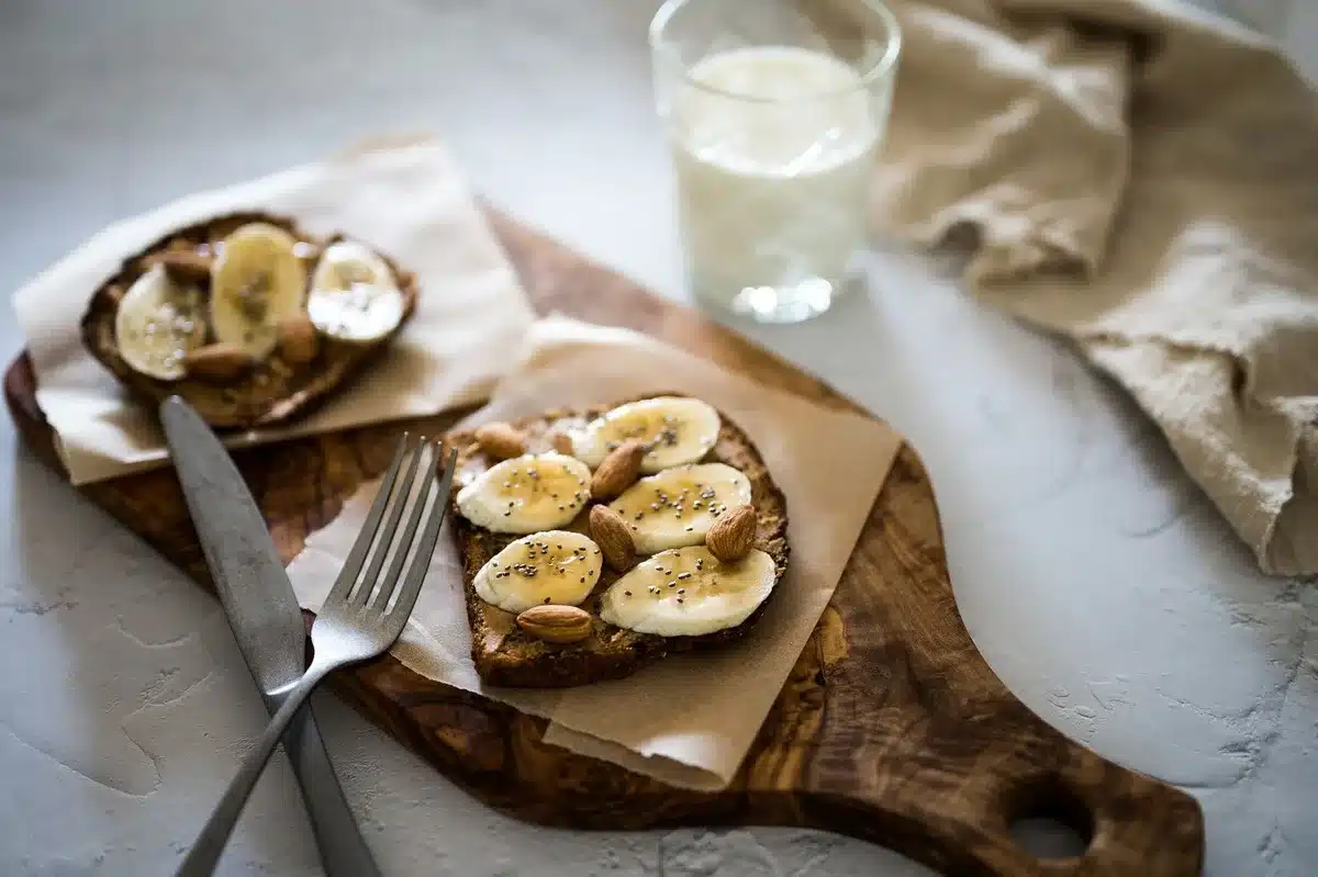 Aliments doux et faciles &agrave; dig&eacute;rer : banane m&ucirc;re, riz blanc et pain grill&eacute;