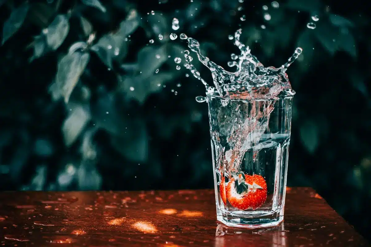 Verre d'eau et petites gorg&eacute;es fr&eacute;quentes pour la r&eacute;hydratation progressive