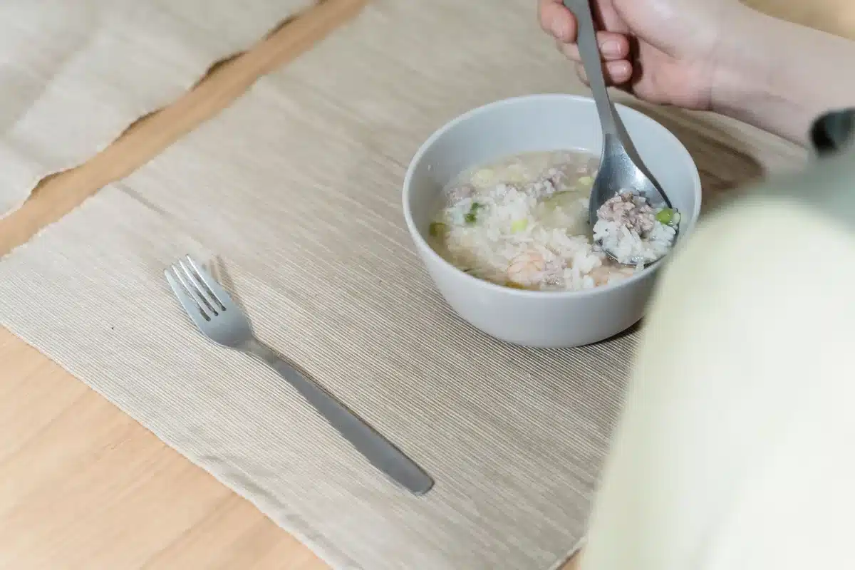 Assiette de nourriture douce et facile à digérer avec banane, riz blanc, pain grillé et verre d'eau