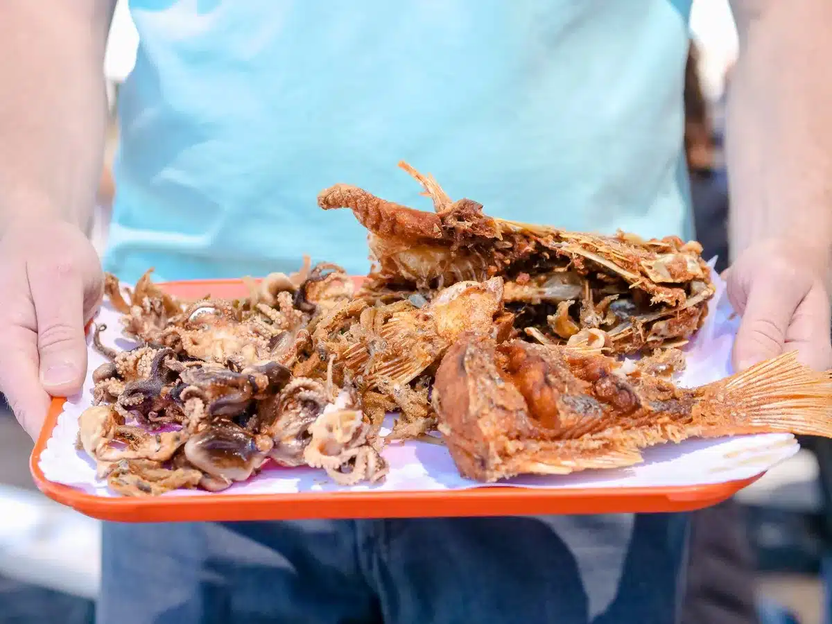 Viandes et poissons frits &agrave; haute temp&eacute;rature dans une po&ecirc;le