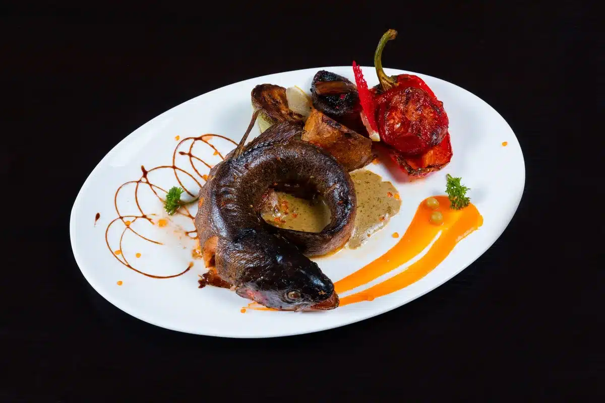 Plat au restaurant avec poisson grill&eacute; et l&eacute;gumes cuits &agrave; la vapeur