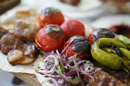 Assiette de légumes grillés et à la vapeur servie au restaurant avec de l'eau