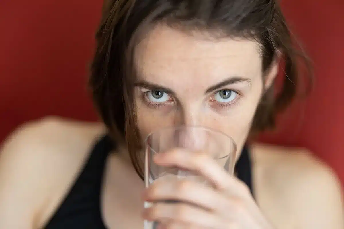 Personne buvant un verre d'eau pour l'hydratation