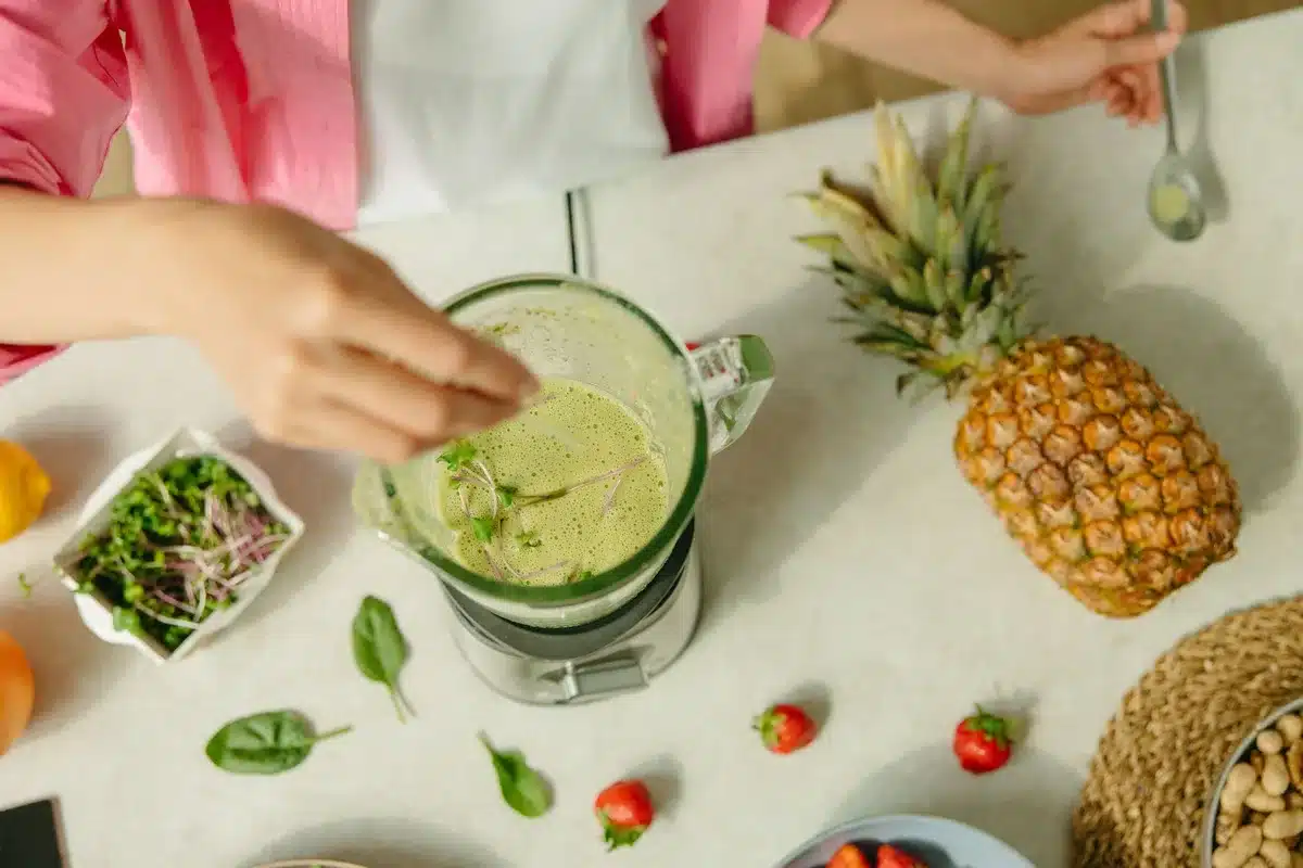Pr&eacute;paration d'un jus frais de betterave avec fruits et l&eacute;gumes