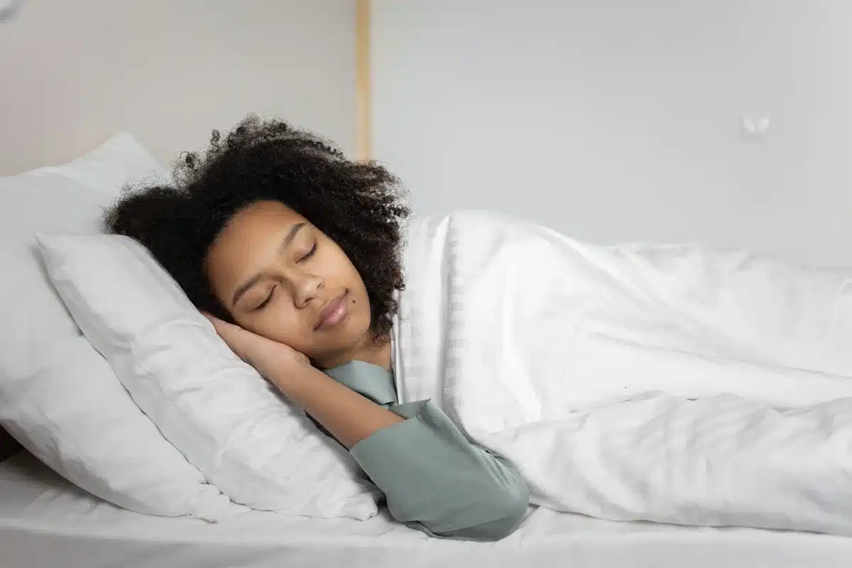 Personne dormant paisiblement dans une chambre sombre